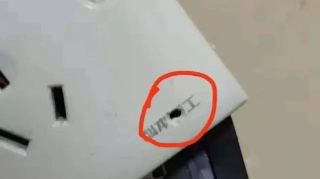 “小心，床对面有摄像头！”|20元，就能*窥偷**你的*生活性**