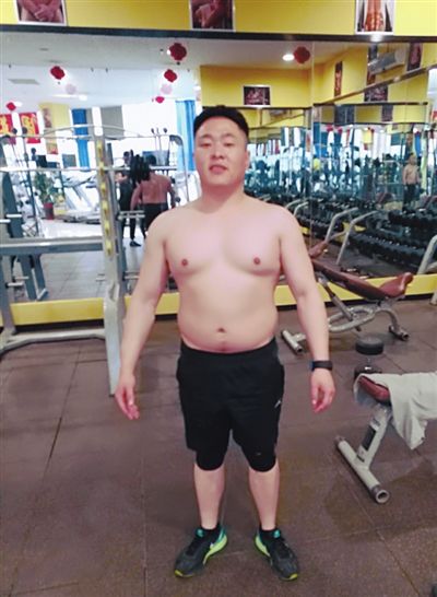 200多斤“酒人”8年坚持“撸铁”变身肌肉型男