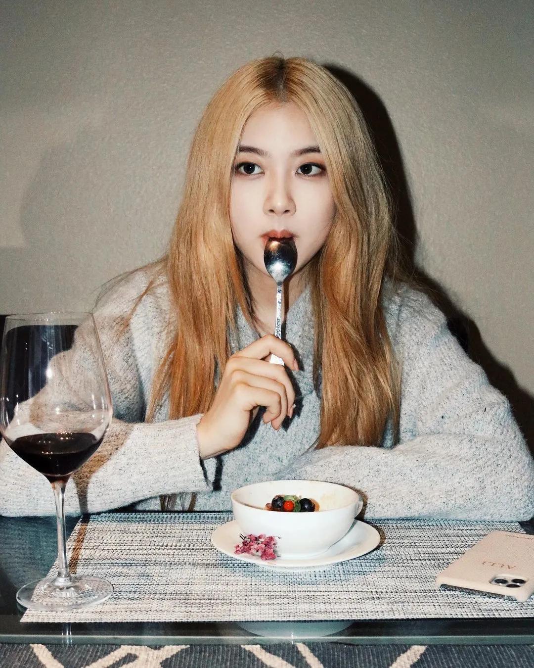 lisa和rosie秀恩爱,lisa与rosa在直播间接吻