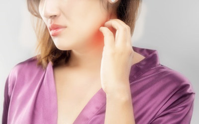 脸上有红色斑块怎么治,脸上的红色斑块是什么