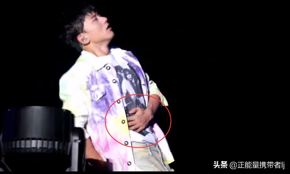 张杰突然生病,张杰演唱会单膝跪地谢娜