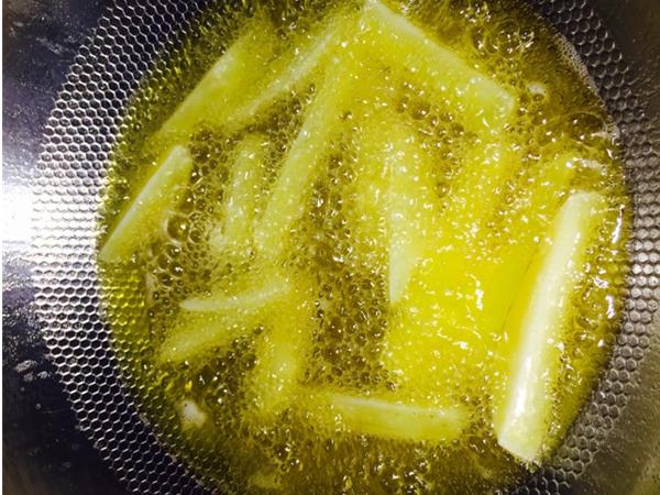 在家自制薯条比买的还要酥脆爽口,如何把薯条做得像肯德基一样好吃