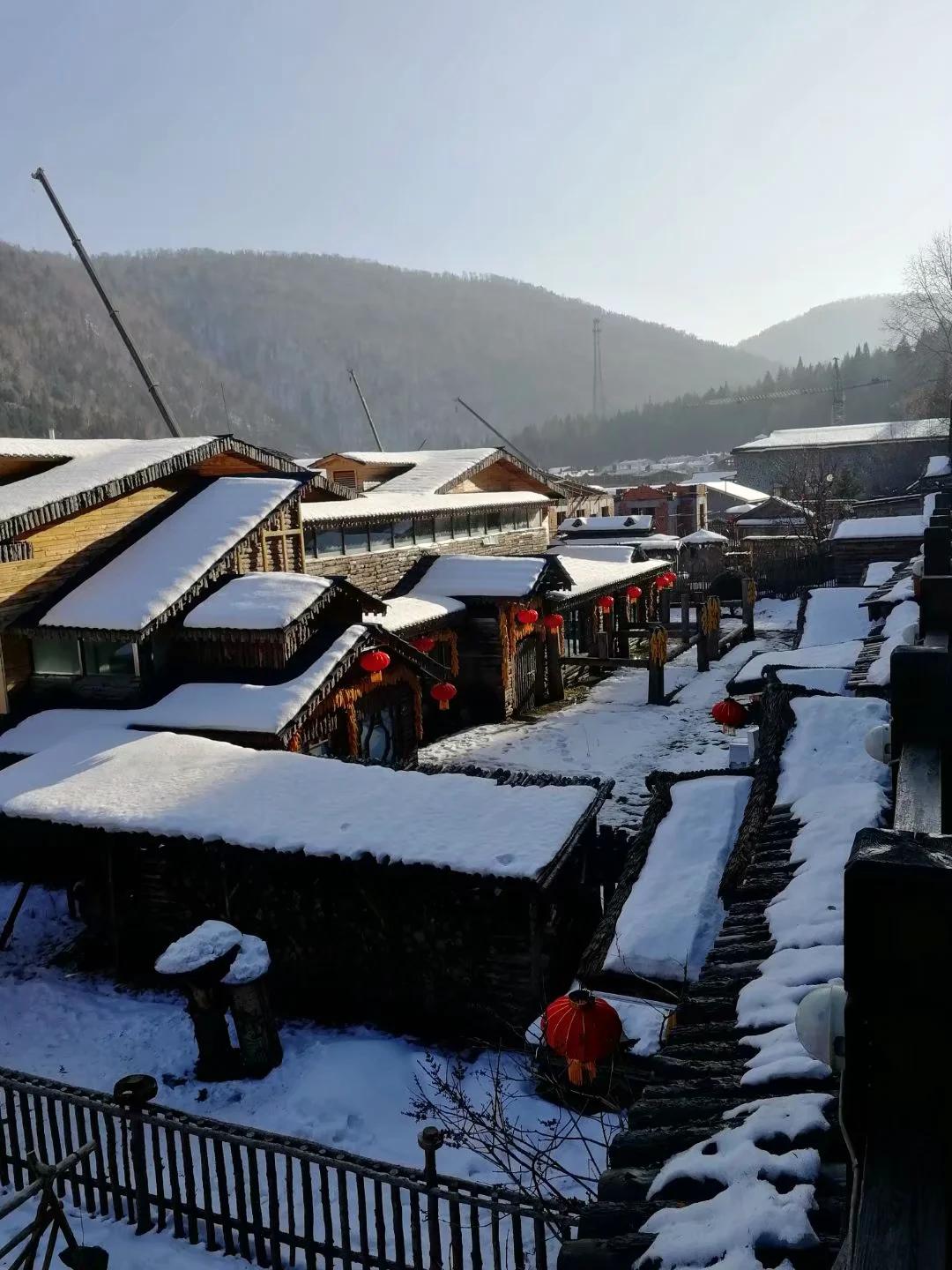 小小双峰冷凝紫气，壮美山河雪掩行踪