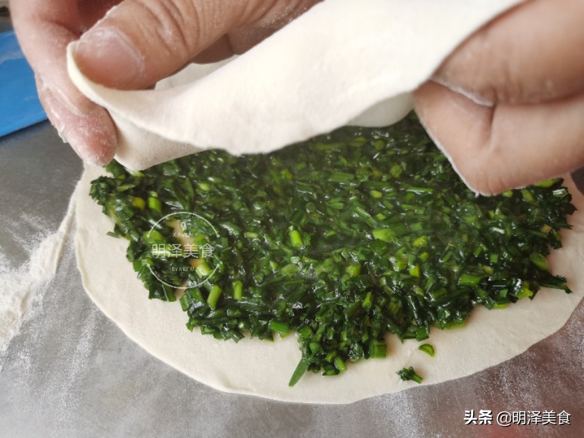 烙韭菜盒子用生鸡蛋,韭菜盒子里面的韭菜鸡蛋要炒熟吗