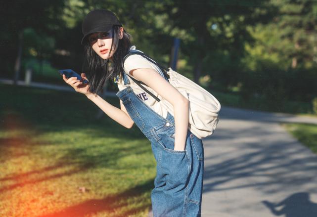 杨洋迪丽热巴庆功宴搂腰视频,杨洋迪丽热巴荣耀夫妇现场撒狗粮