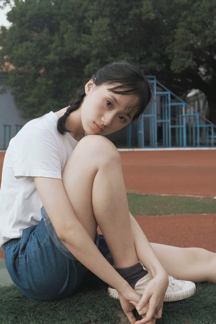 一群体育生帅气视频,高中体育生肌肉写真