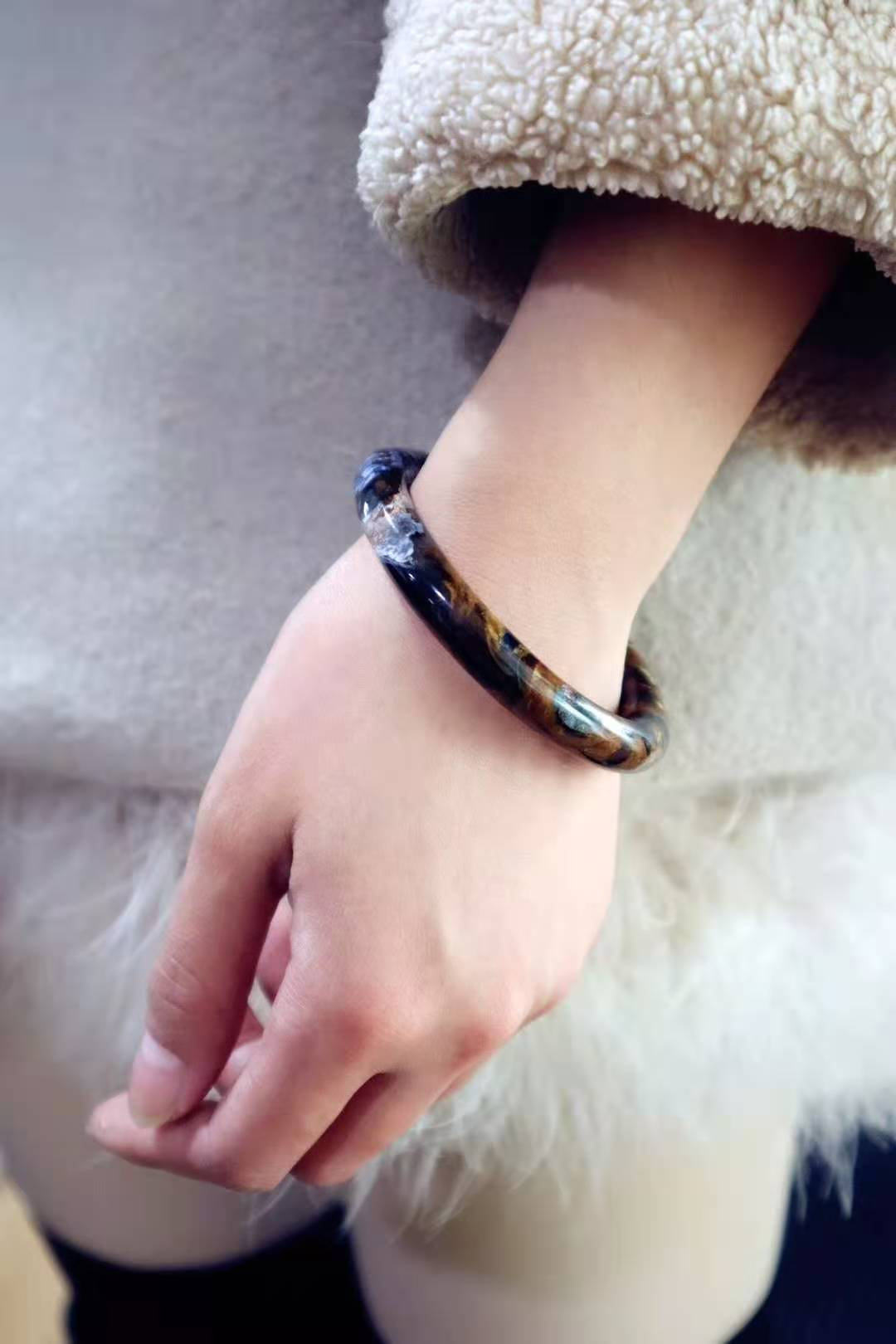 白底青手镯适合多大年纪戴,碧玉手镯适合多大年纪戴