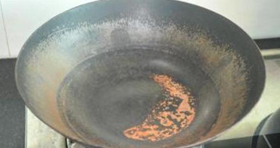 超简单的方法让铁锅不生锈不粘锅,生锈的铁锅别扔了学会这个小窍门