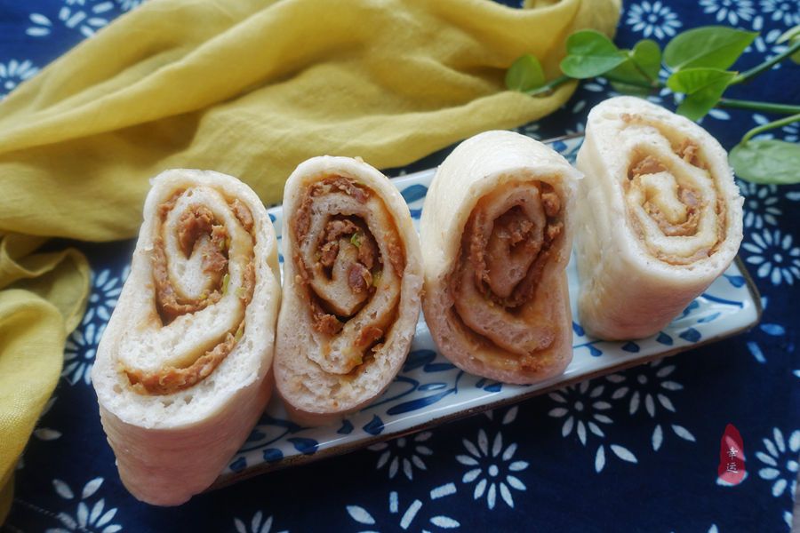 懒笼比包子、饺子都省事，盘在笼屉中，蒸熟后切开，家人分着吃