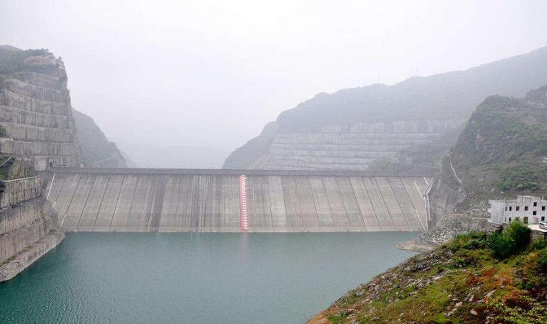 人触电后被吸住的原理,人触电形成回路的原理