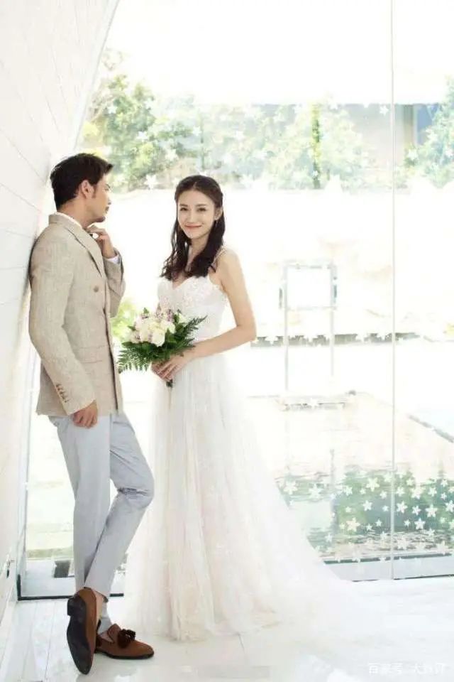 杨烁小包总露腹肌视频,小包总杨烁绯闻