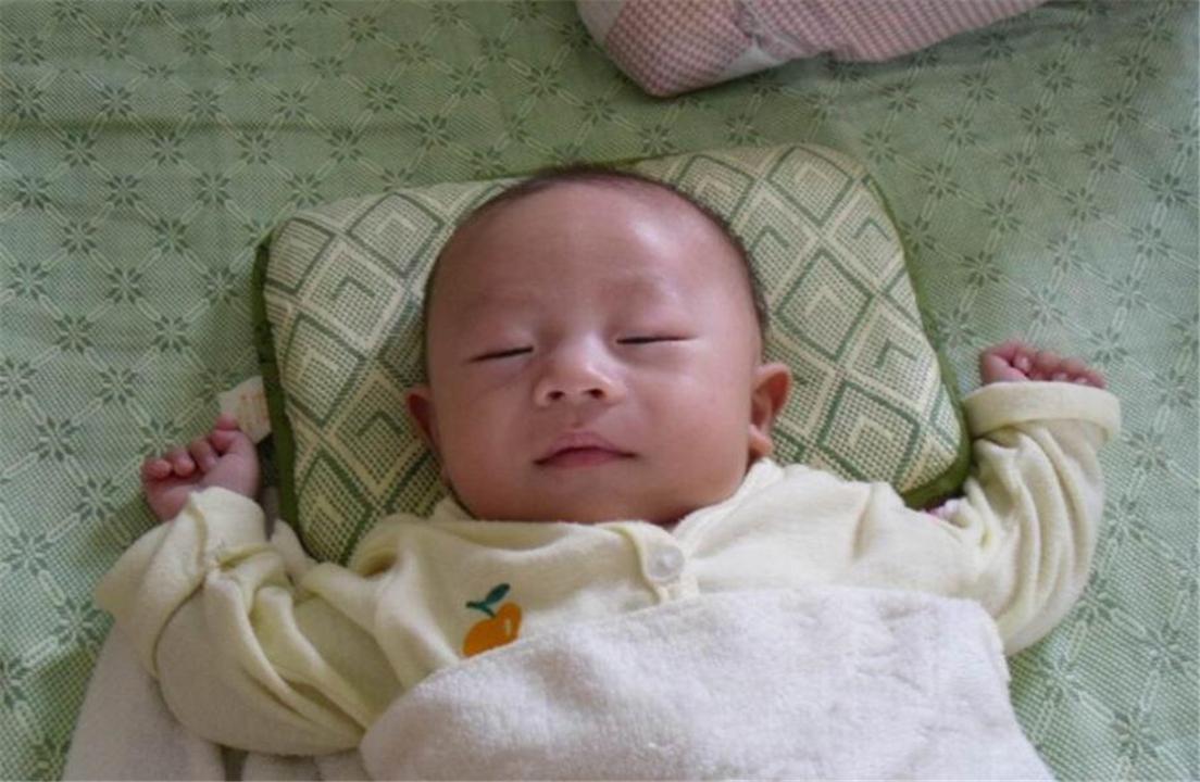 奶爸分享宝宝搞笑吃奶姿势,萌娃喝奶奇葩小动作