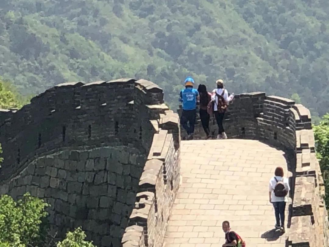 女游客长城接单,女游客长城上叫外卖