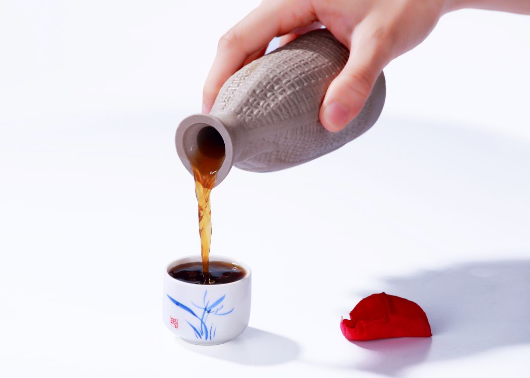 你喝过被火烤过的酒吗？酒中有客家女孩的5年青春斗|新匠人学院