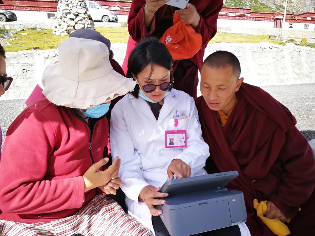 阜康义诊组行纪:老阿妈那曲拜佛突发高反,幸遇阜康医生救助脱险