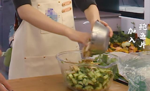 赵丽颖再出黑料，《中餐厅》备菜时不戴手套，甚至还舔了舔手指