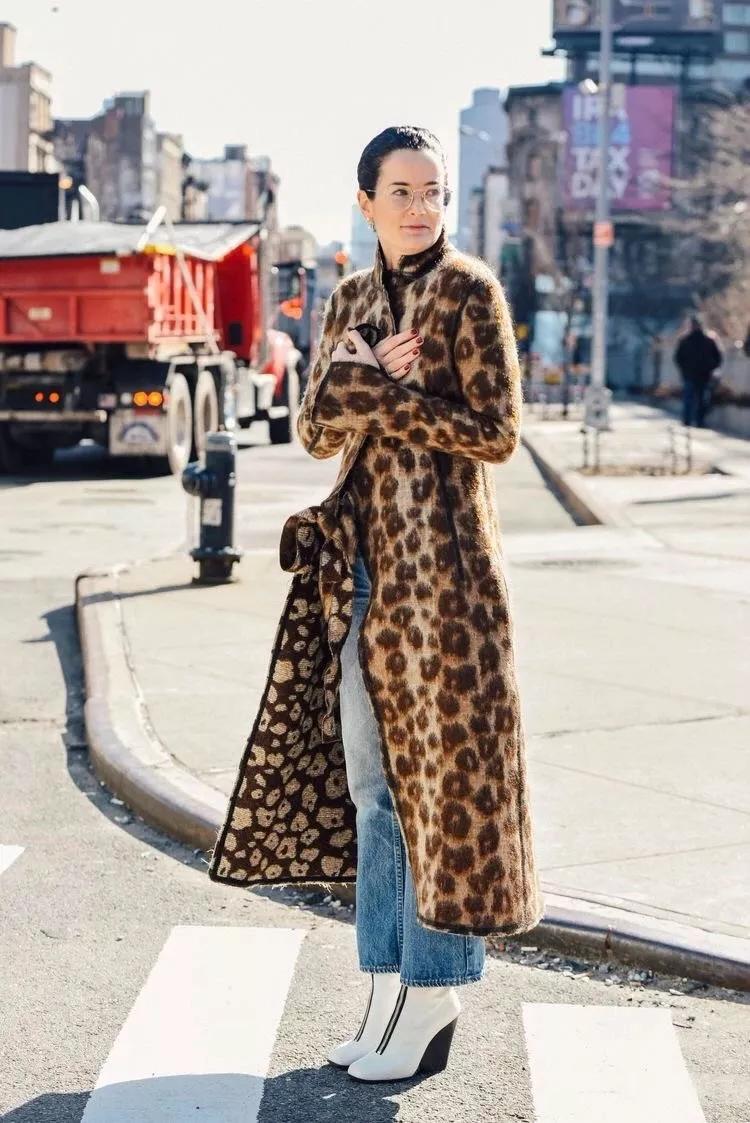 同事穿了一件新的大衣,皮草怎么穿不胖中长款