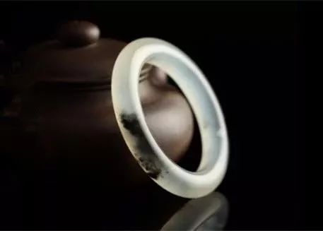 岫玉180料手镯和翡翠哪个好,好品质的岫玉和差品质翡翠哪个好