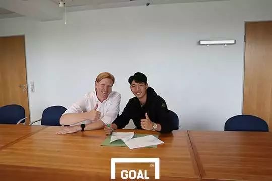 一日足坛动态汇总：小摩托与斯威解约《足球小将》上演现实版