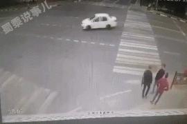 动图警示：小车突然冲向推车老人，幸运的红衣女人尖叫着跑开