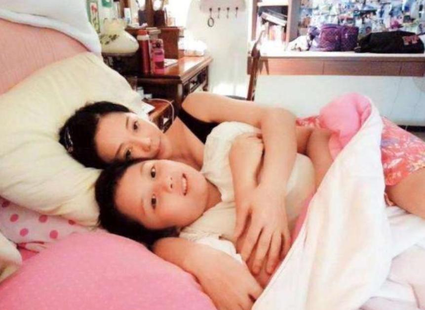 女老师穿*体器人官**服“裸体”上课，学生兴奋不已，专家：尺度太大