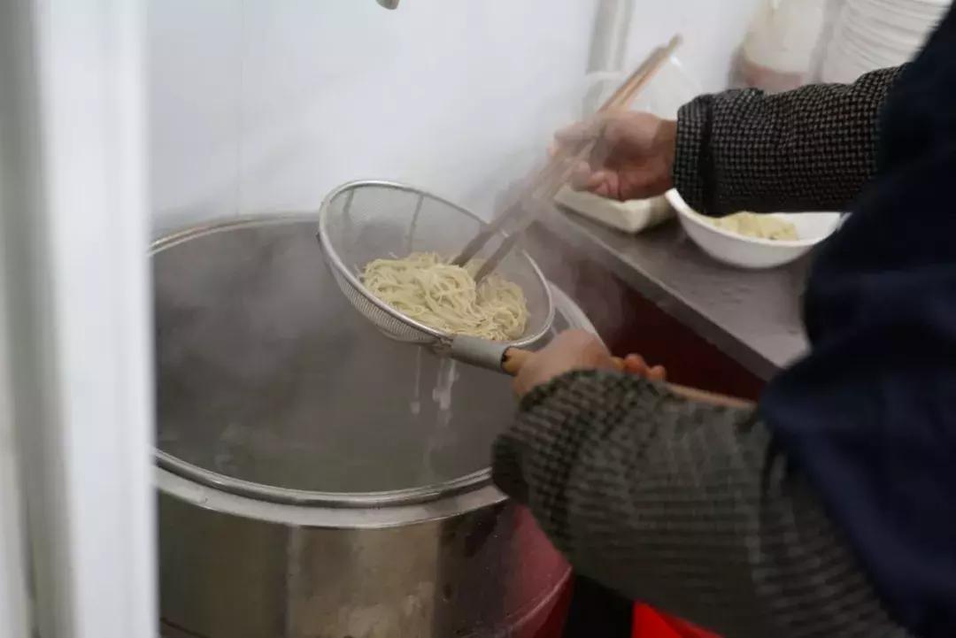 柴火灶铸铁大锅,大铁锅炖羊肉面