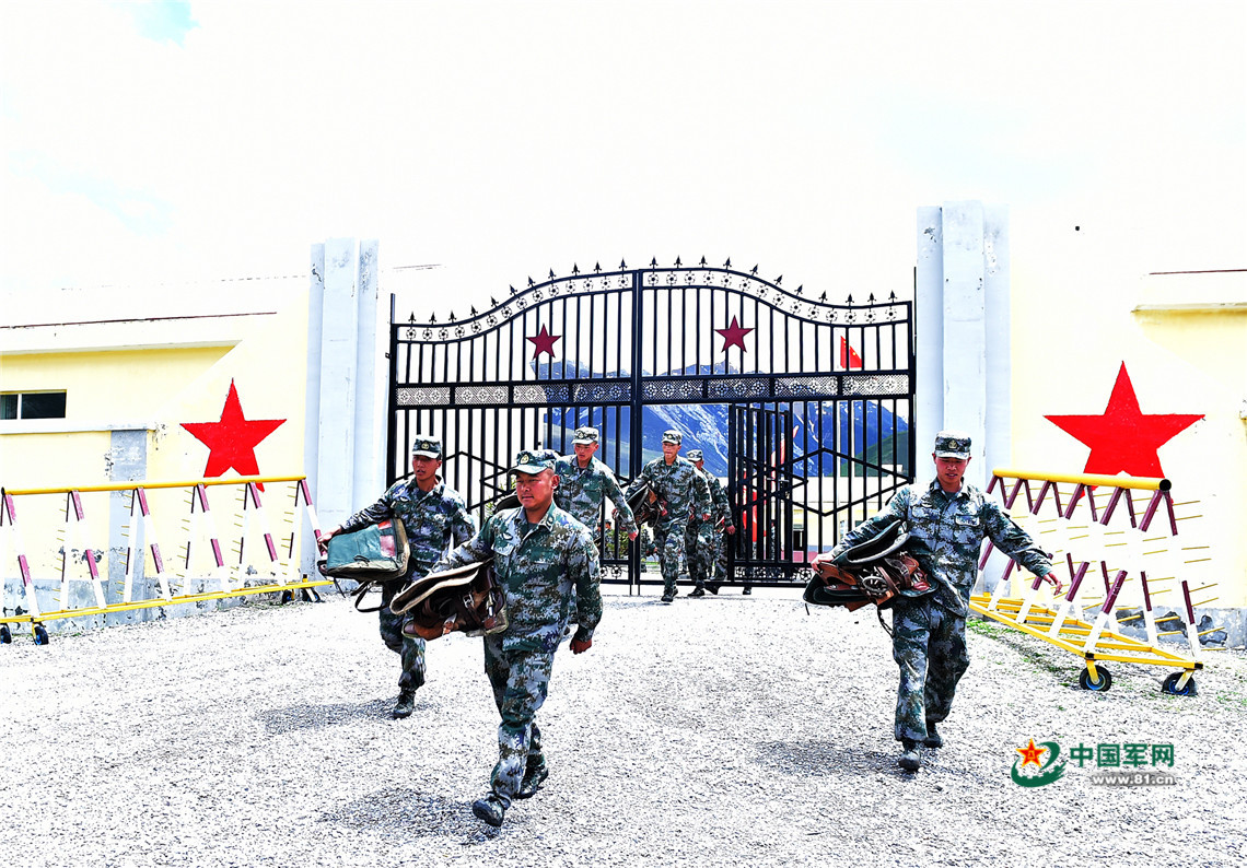 雪山见证他们的忠诚,雪山见证迷彩青春