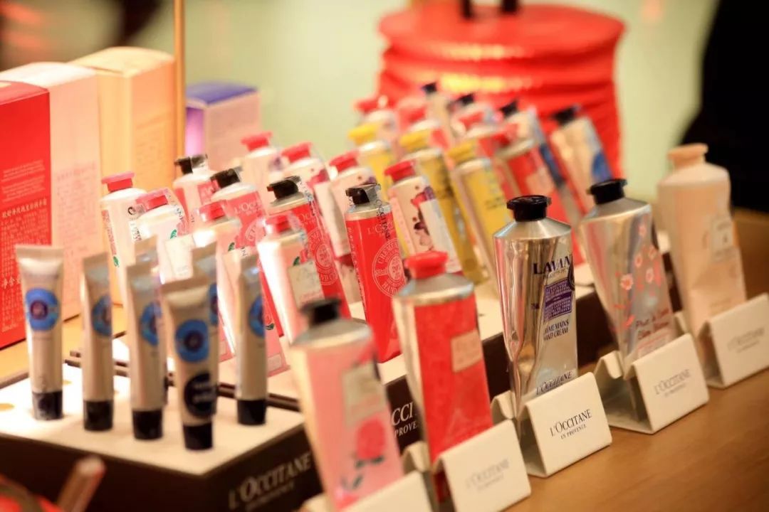 探店好看的衣服都在这里,探店逛美妆