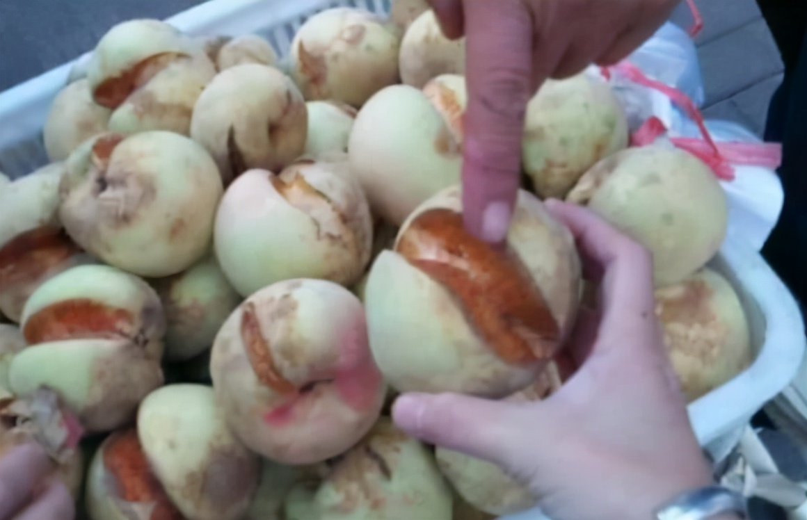 女子买爆炸桃被家人嫌弃,女子超市买爆炸桃被妈妈嫌弃太丑