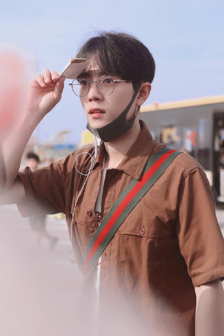 肖战新造型穿益字白T,手绘漫画传递正能量,总算复出有望了