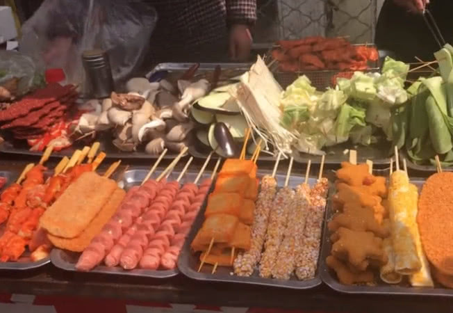 摆摊卖炸串创业的真实经历,农村大姐摆摊卖炸串月入数万