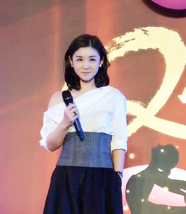 李小萌穿深v领亮片连衣裙亮相,李小萌穿着黑色裙子戴束腰