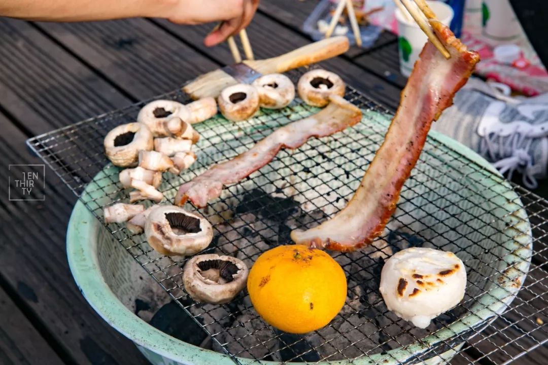 趁着午休两小时，他们在天台上组了个jió盆烤肉趴