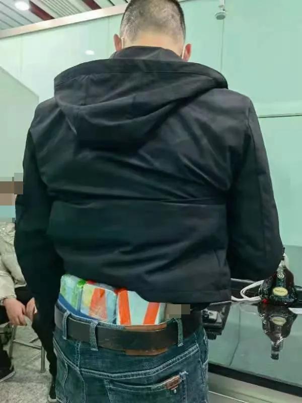 一男子行李箱过安检,一男子过海关被查