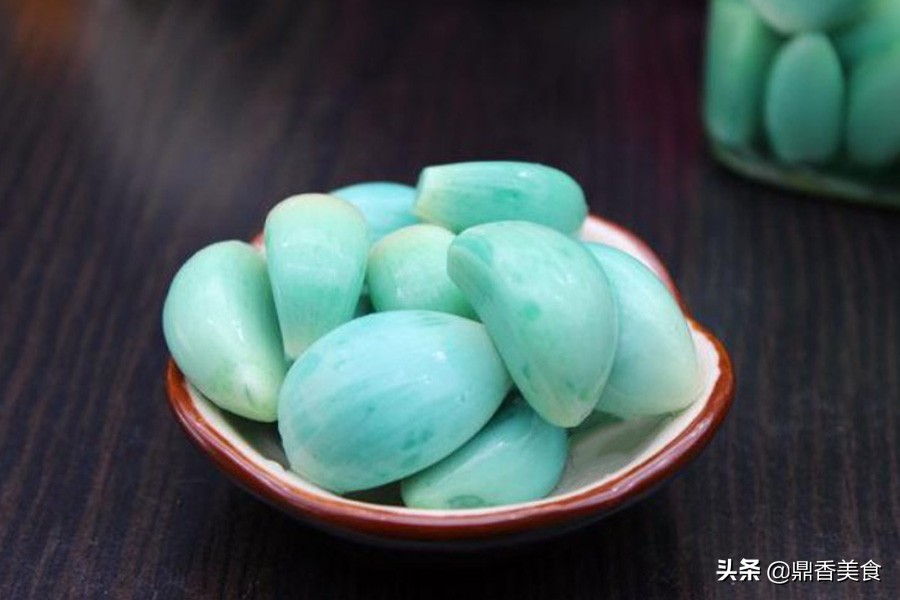 腌腊八蒜第二天上面有浮沫,腌腊八蒜时蒜瓣顶部去掉吗