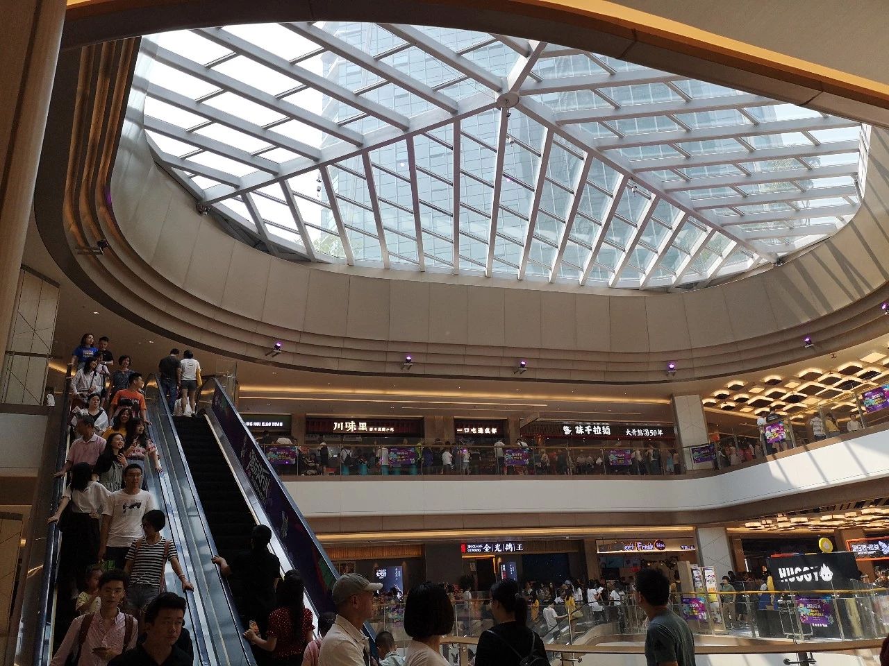 深圳西丽益田假日里人流,开业第一天人流量爆棚