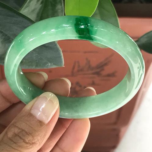 什么是豆种翡翠手镯,豆种翡翠多少钱