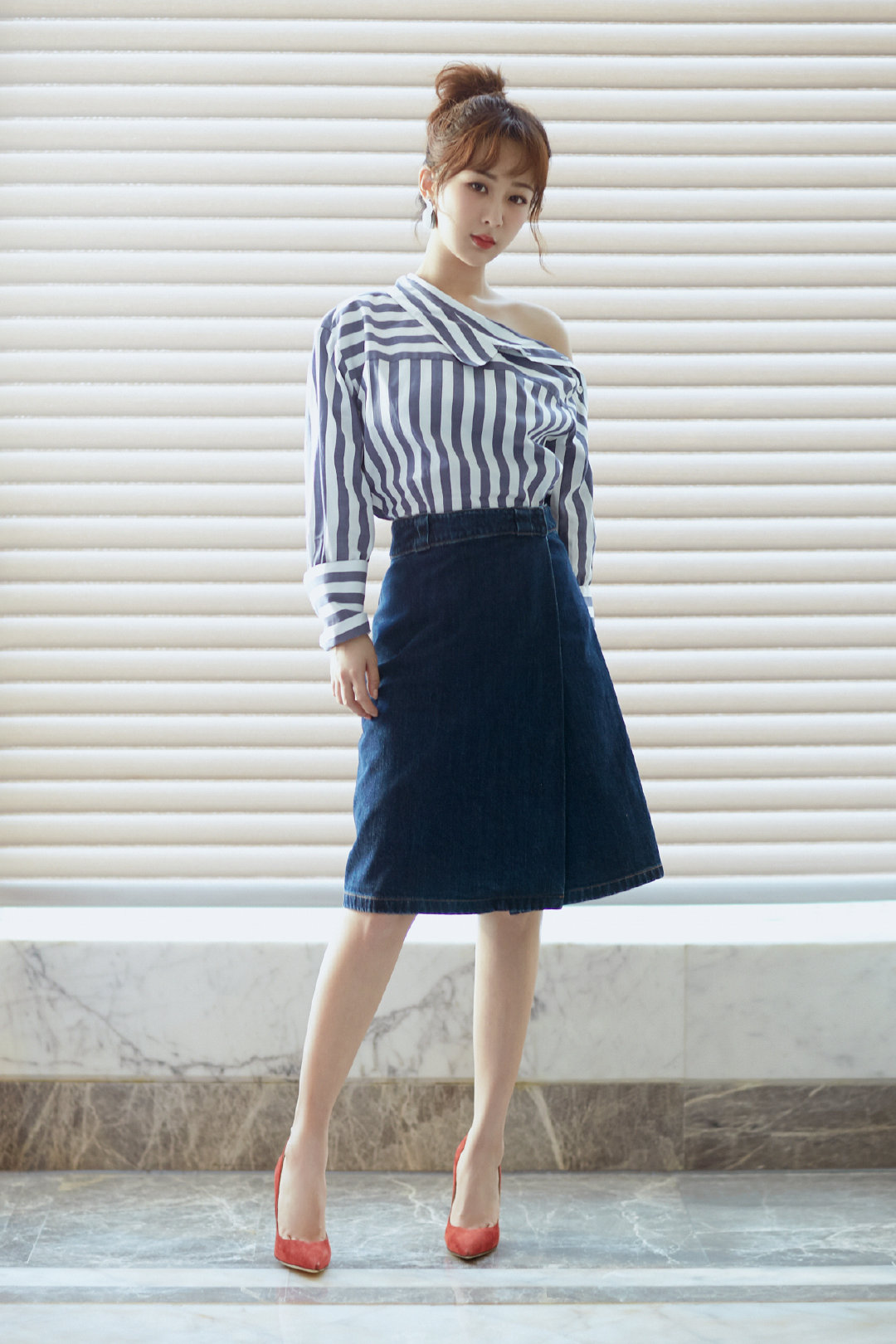 今年流行这样穿白衬衫牛仔裙,牛仔衬衫裙该搭配什么鞋子好看