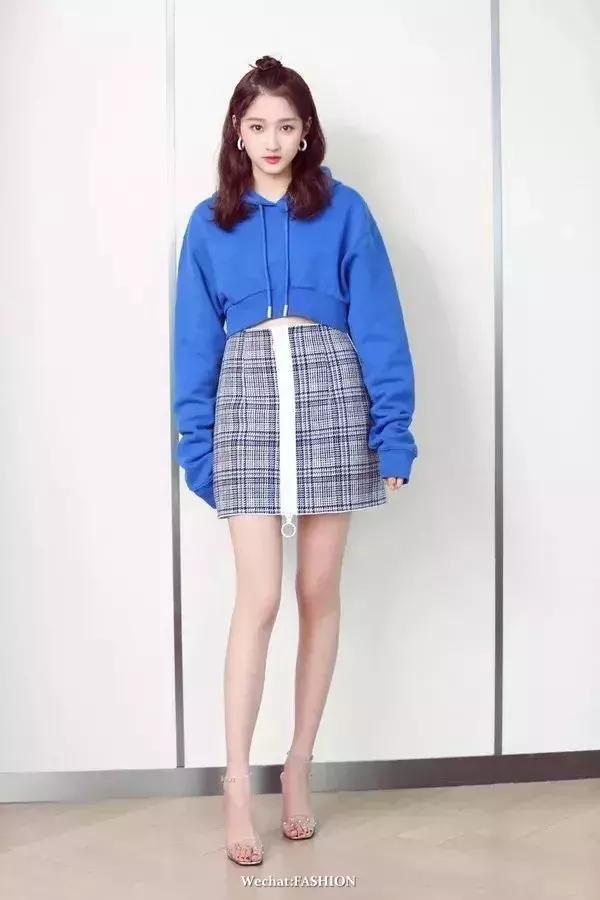 卫衣配什么裙子好看春天,卫衣裙子怎么搭配才好看