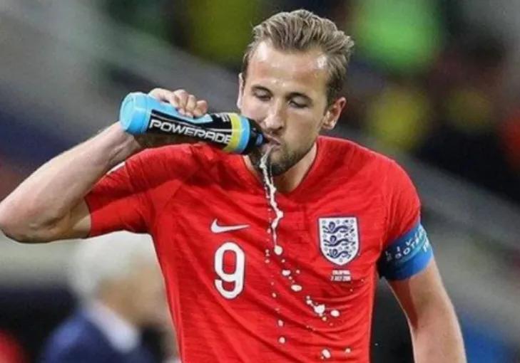 为什么足球运动员喝了饮料吐出来,足球运动员喝的运动饮料