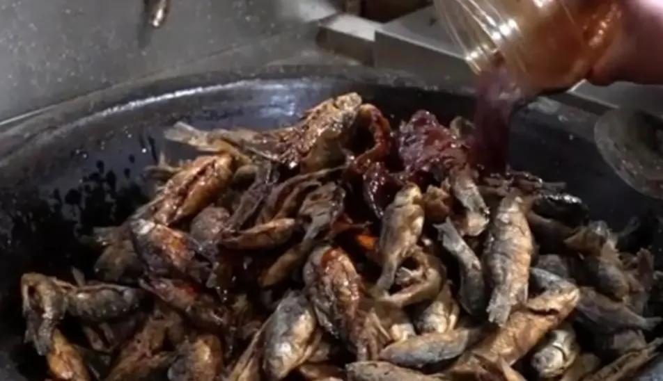 山东百年炖鱼店，鱼鳞鱼刺一起吃，一年用坏500个勺全市无人不晓