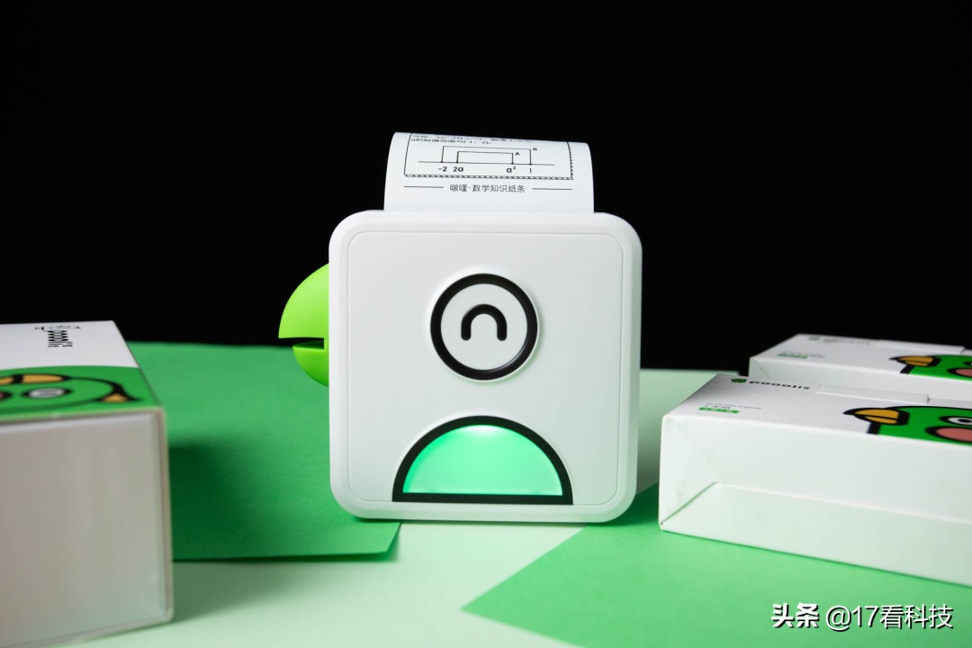 机身手掌大小，高精度打印头，图像清晰能保存22年，滑动开盖换纸