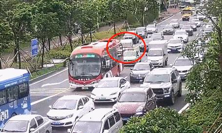 斗门某驾校教练打尖插队，给学员做反面教材，声称怕学员考试迟到！