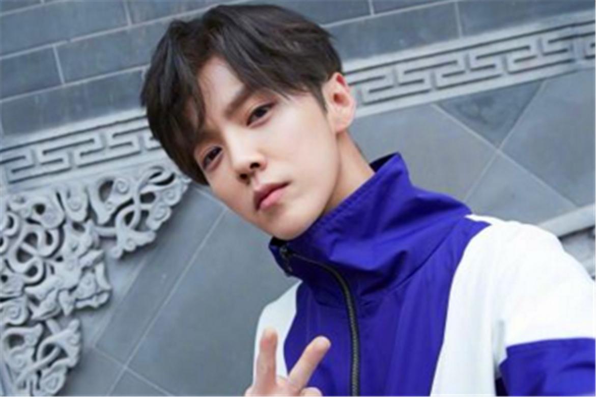 鹿晗见到曼联的曼联粉,鹿晗造访曼联实现人生理想