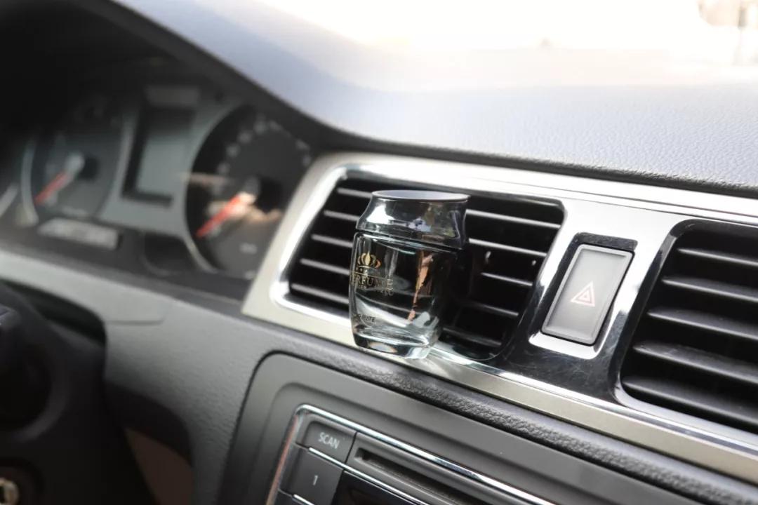 把熔岩石装进车里，散发出迷人的香气，天然健康，营造愉悦的氛围