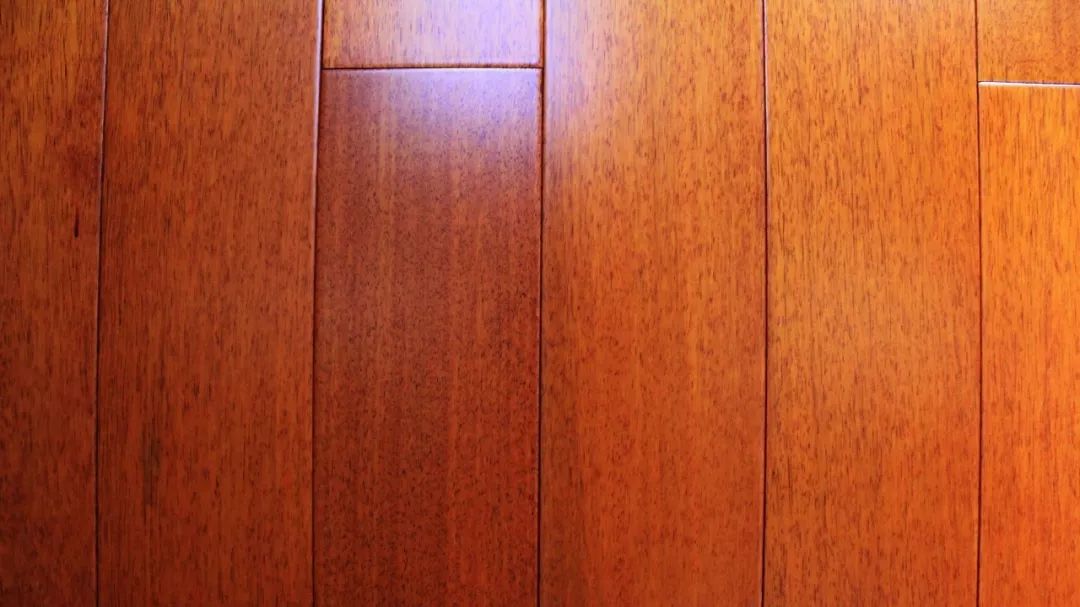 买原木地板要看品牌么,番龙眼和柚木地板比较