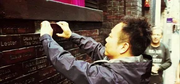 许巍曾经沧桑如今风华正茂,02年的许巍和现在的许巍