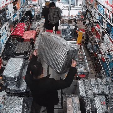 向对面出租屋射了一箭：80后妈妈王莹在城中村的实验艺术