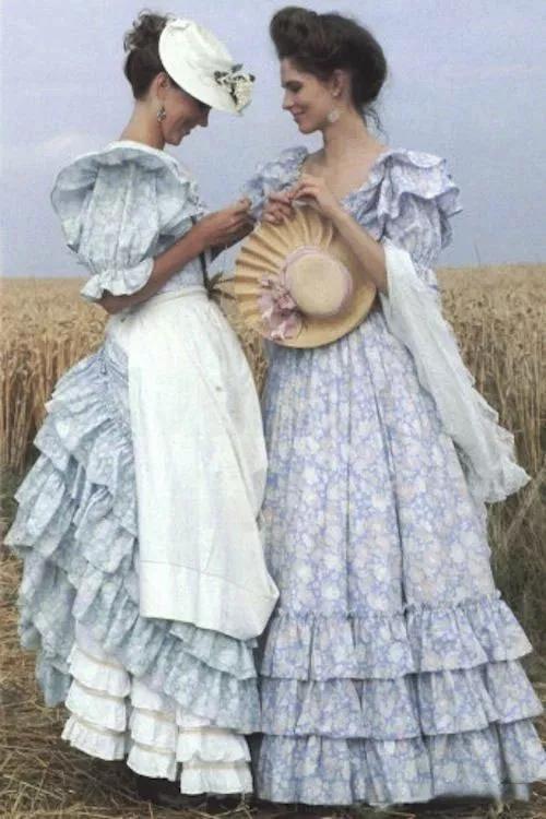 春天必备的粉色系碎花裙来了,春季碎花裙这样穿减龄优雅还高级