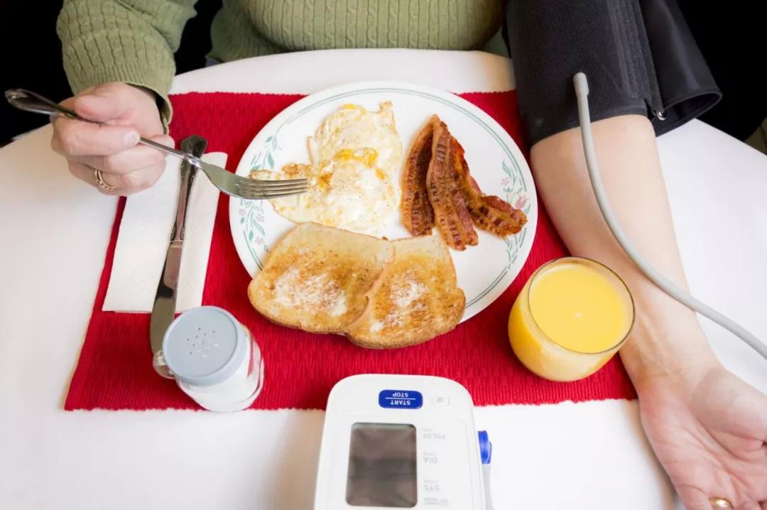 血压高血糖高爱犯困是怎么回事,吃完饭头晕加重是血糖高导致的嘛